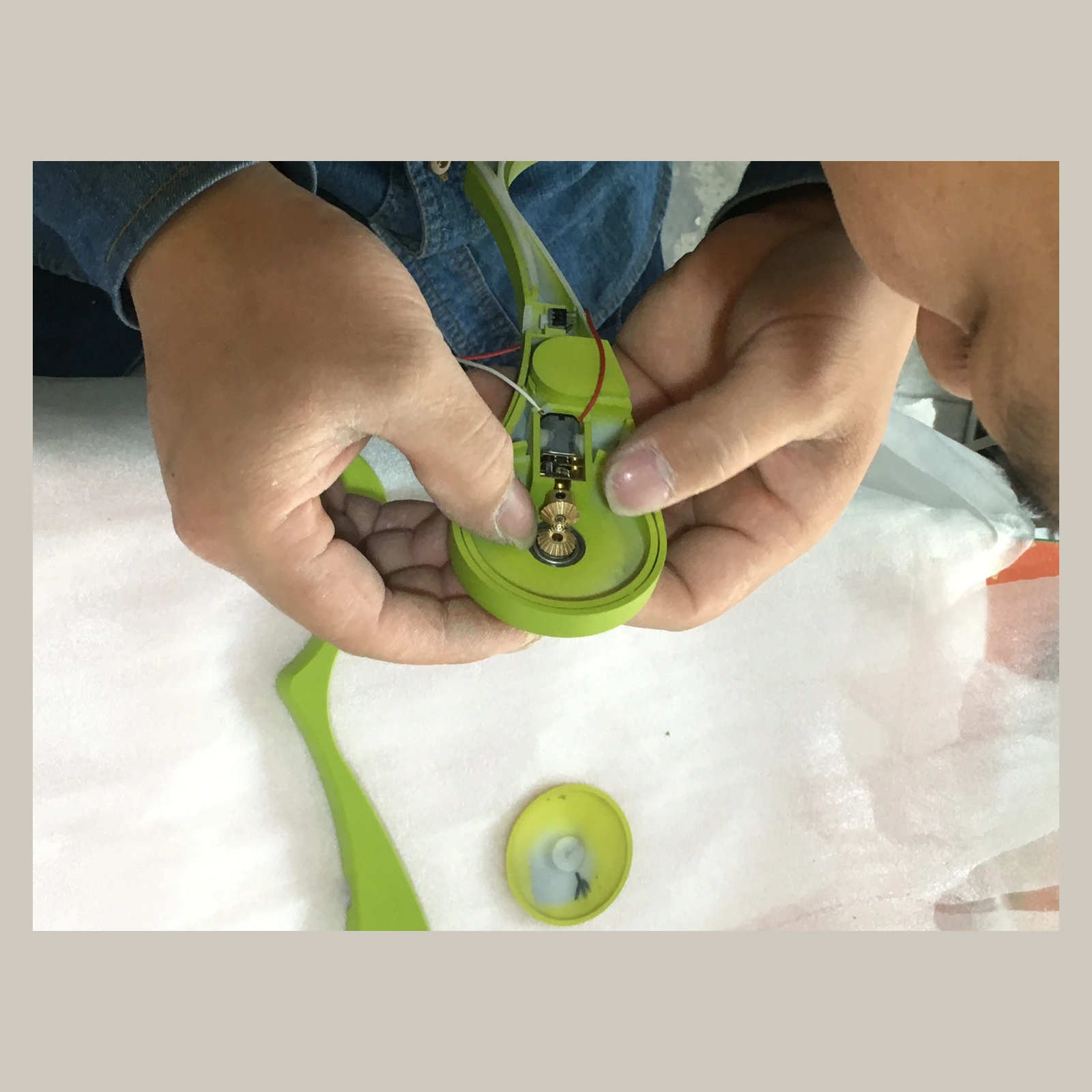 手工装配绿色产品原型 / Assembling the green product prototype