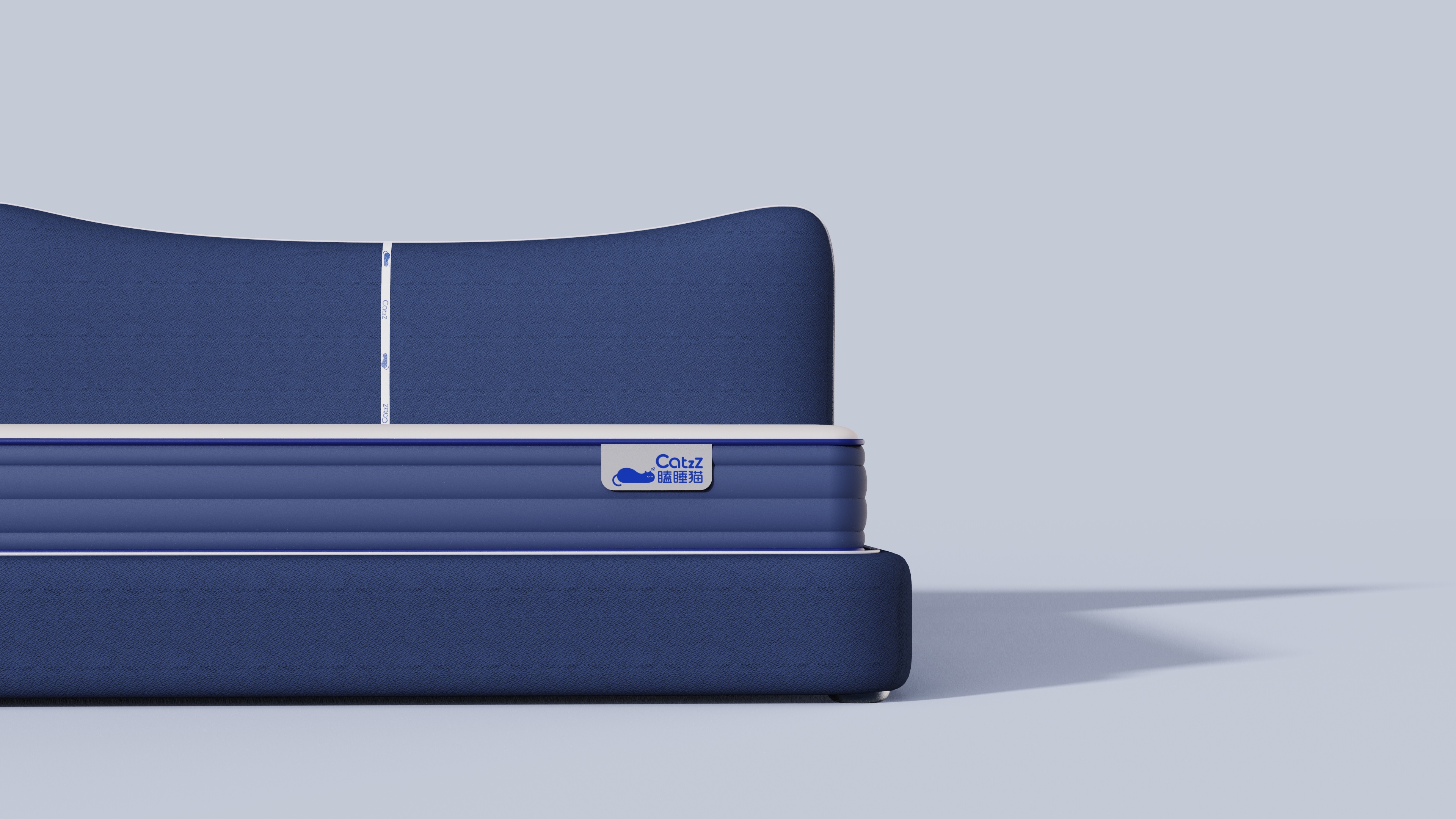 蓝色瞌睡猫软床的床头曲线、面料与Catzz品牌细节 / Curved headboard, upholstery and Catzz branding on a blue soft bed