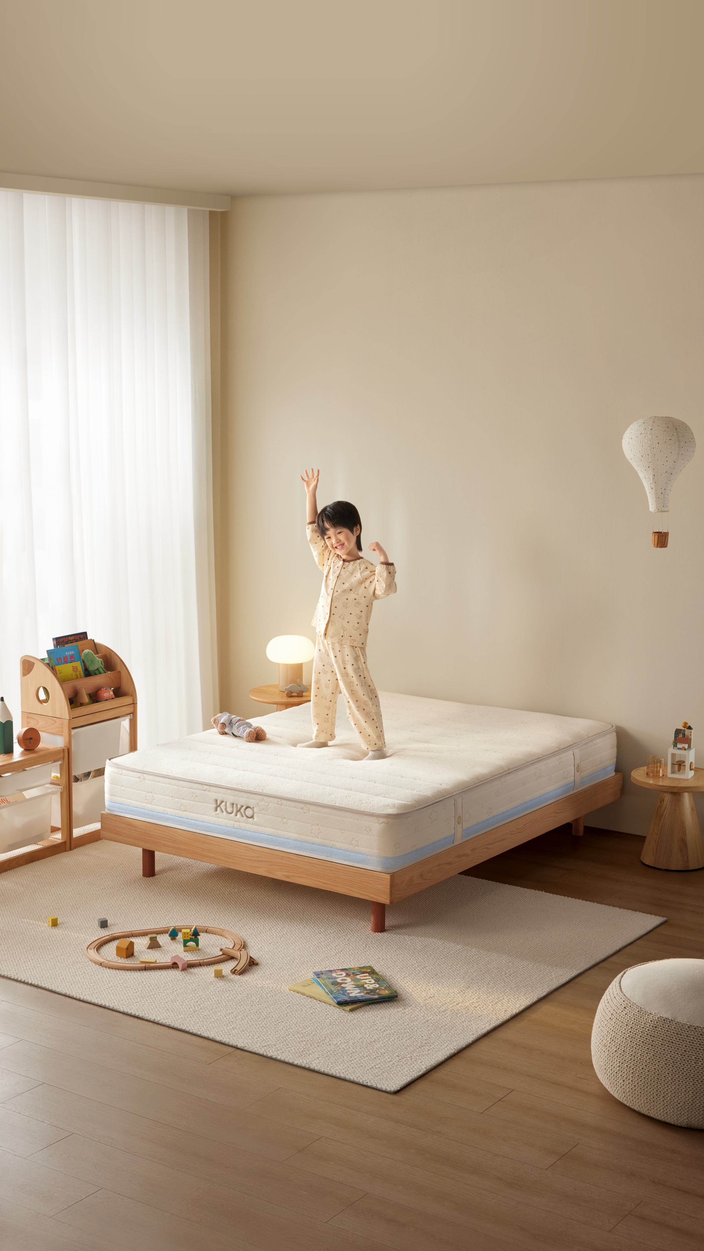儿童站在顾家睡饱饱双睡Pro床垫上的卧室场景 / A child standing on the KUKA M5036 mattress in a warm bedroom setting