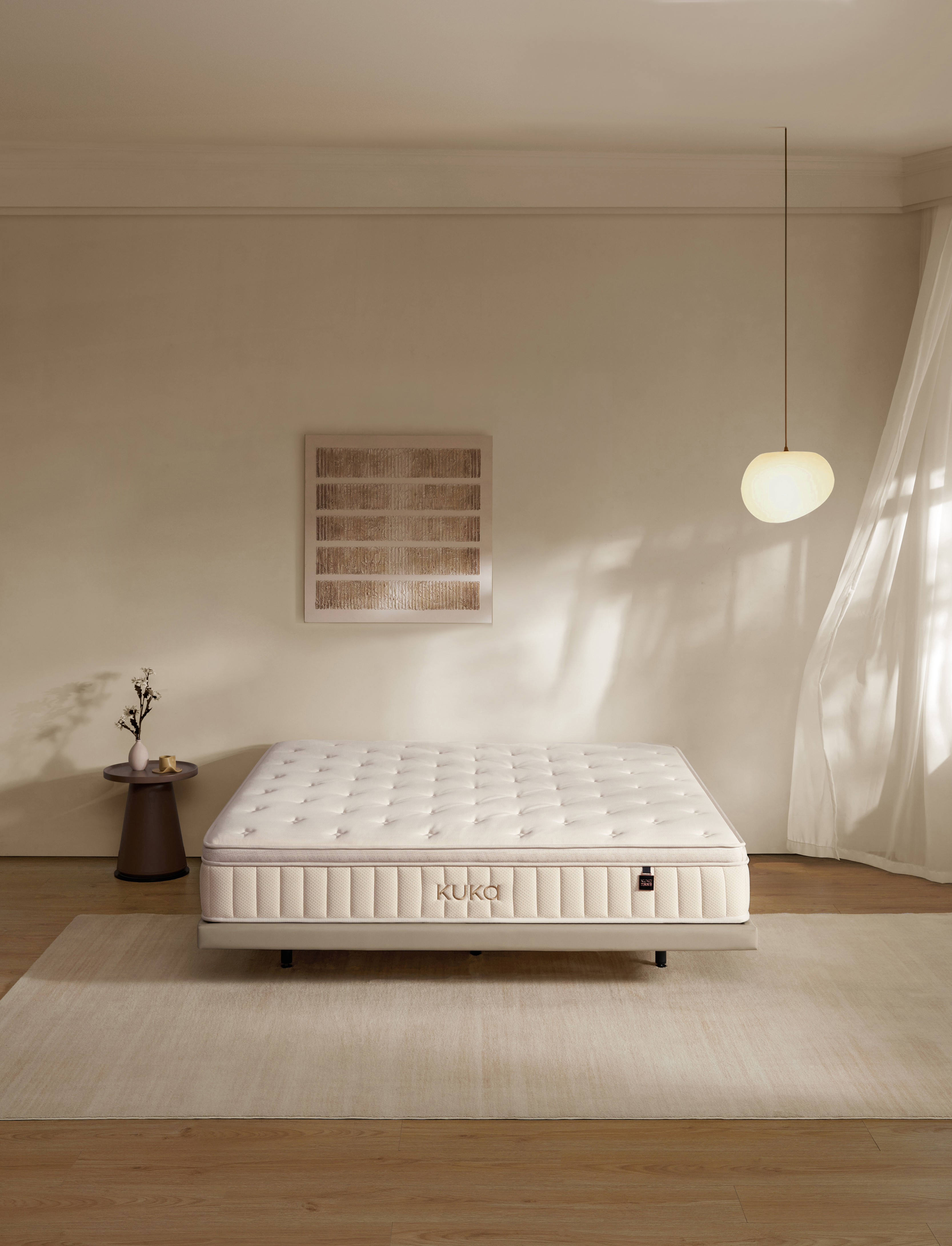 暖色卧室中的顾家梦屿系列手工拉扣顶垫床垫 / KUKA Dream Island mattress with a hand-tufted topper in a warm bedroom