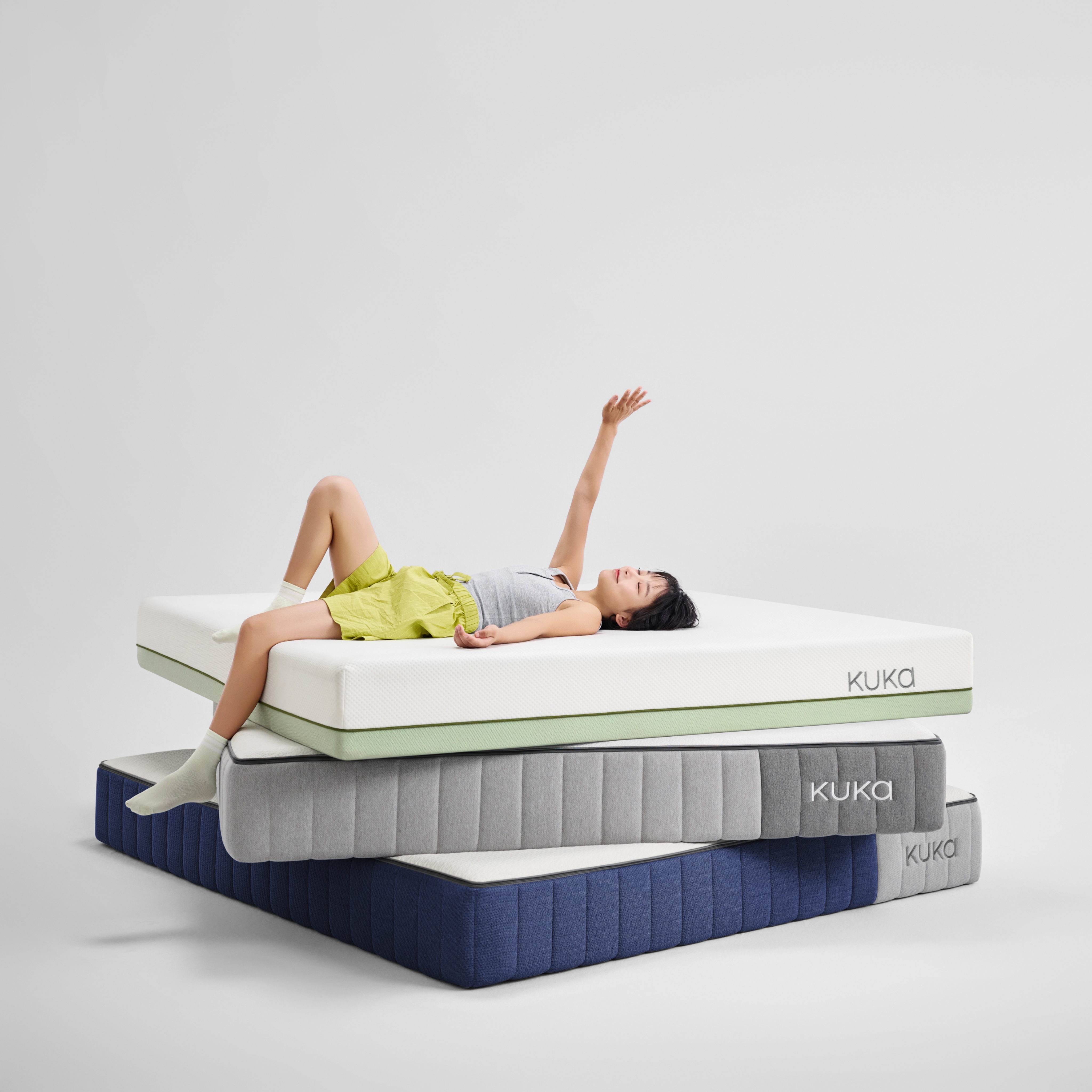 年轻人躺在顾家透气呼呼系列床垫上的产品展示 / KUKA Breathable Series mattress display with a young person resting on top