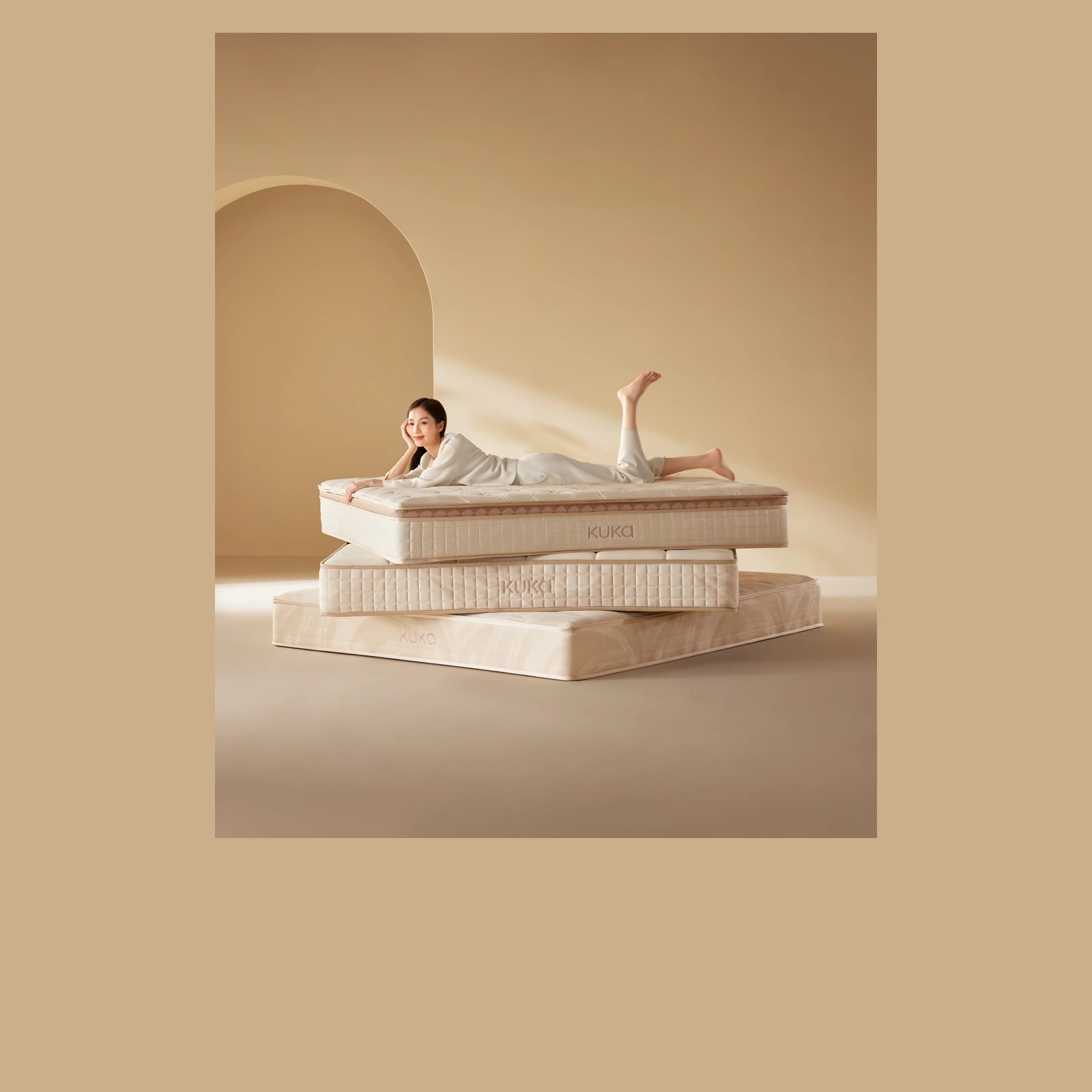 一号垫系列与模特拍摄图 / No.1 mattress collection with a model