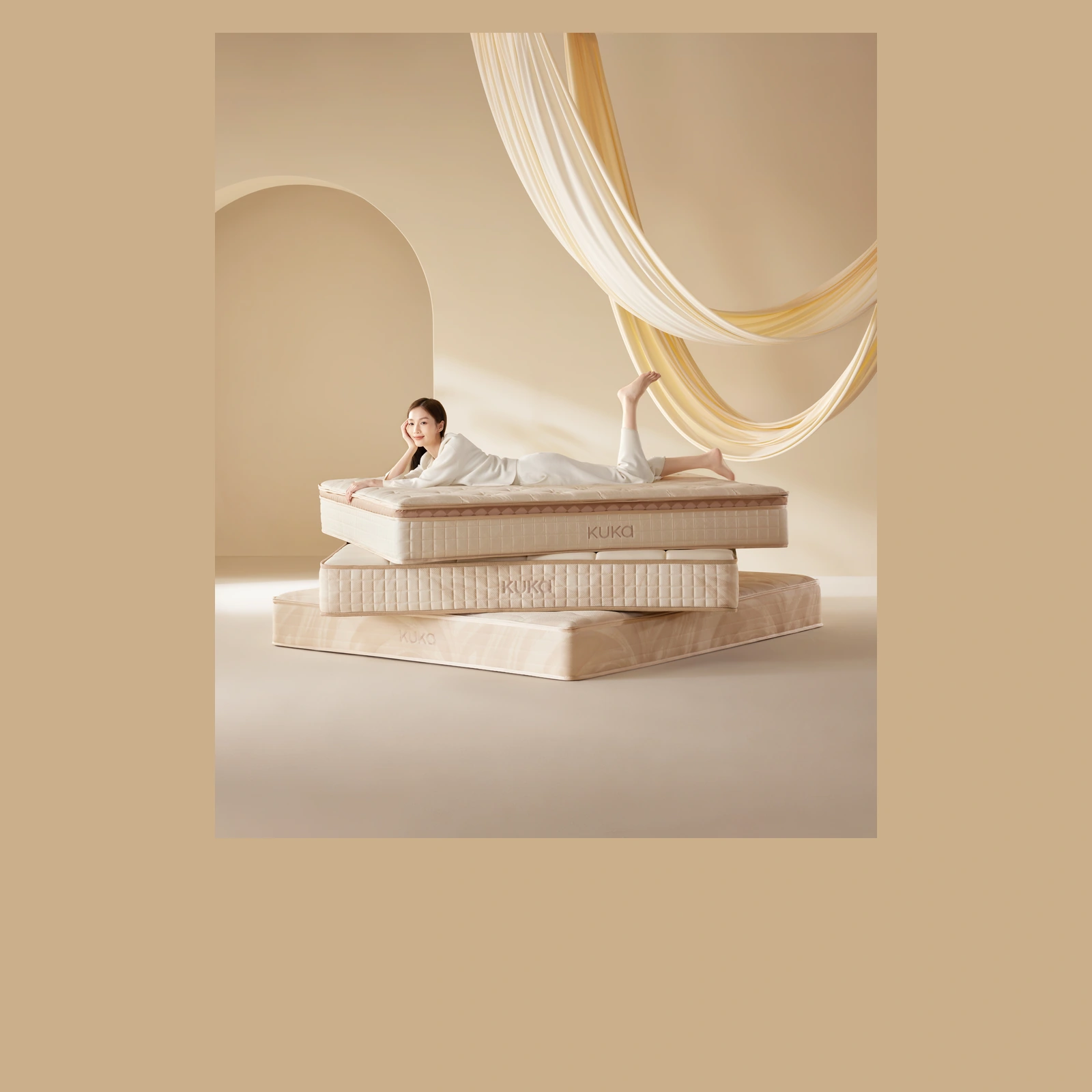 一号垫系列与悬垂织物场景 / No.1 mattress collection in a draped setting