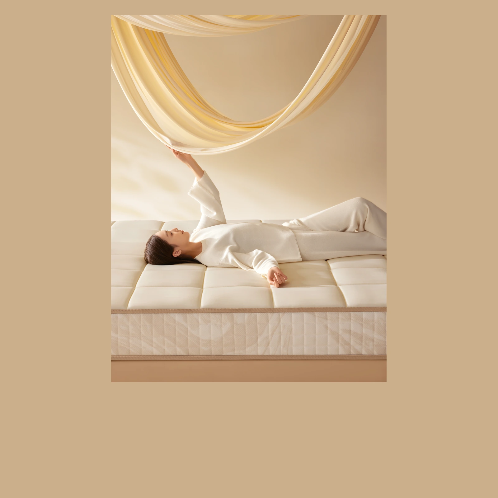 模特平躺在一号垫上的舒适体验 / A model resting on the No.1 mattress