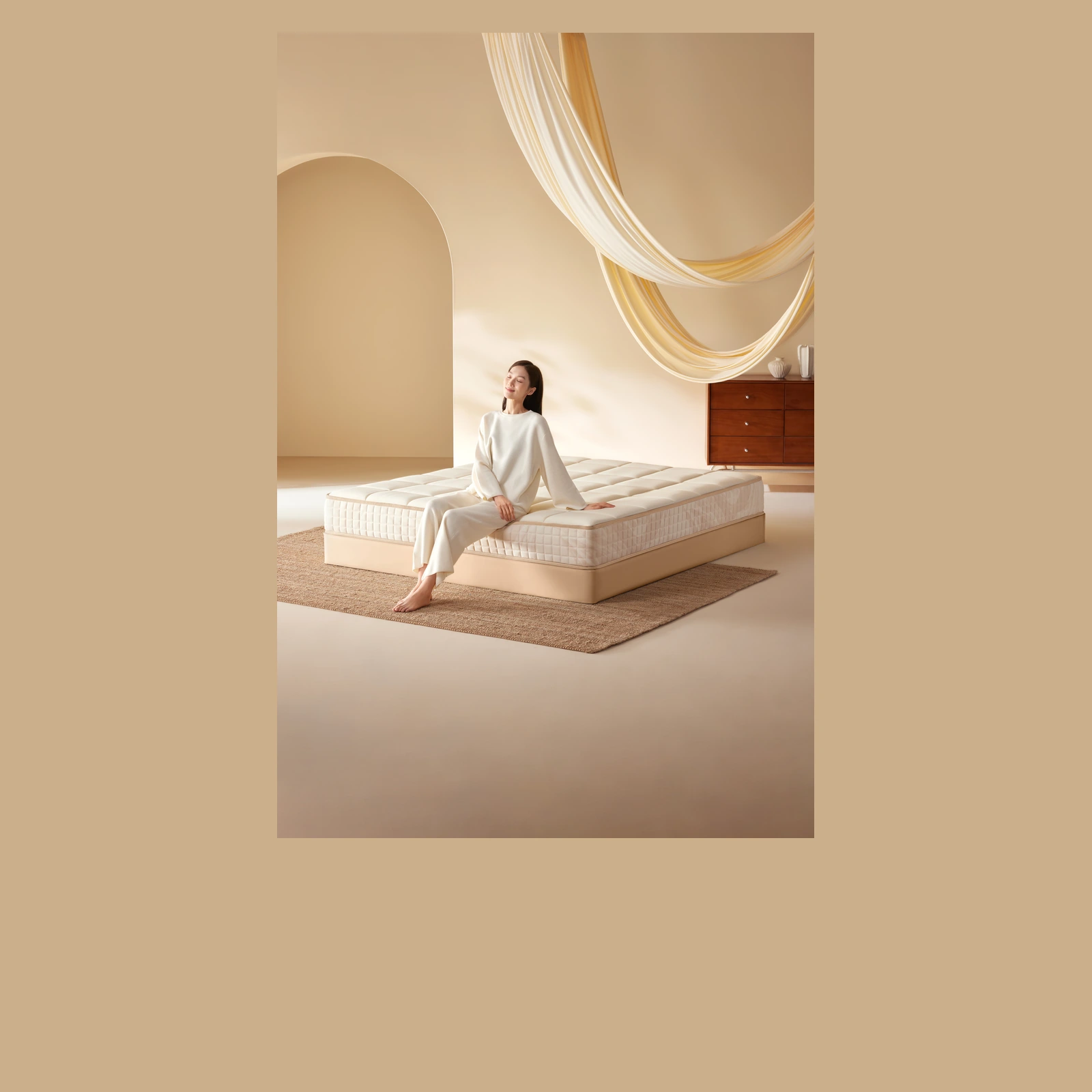 模特坐在一号垫上的卧室场景 / A model seated on the No.1 mattress