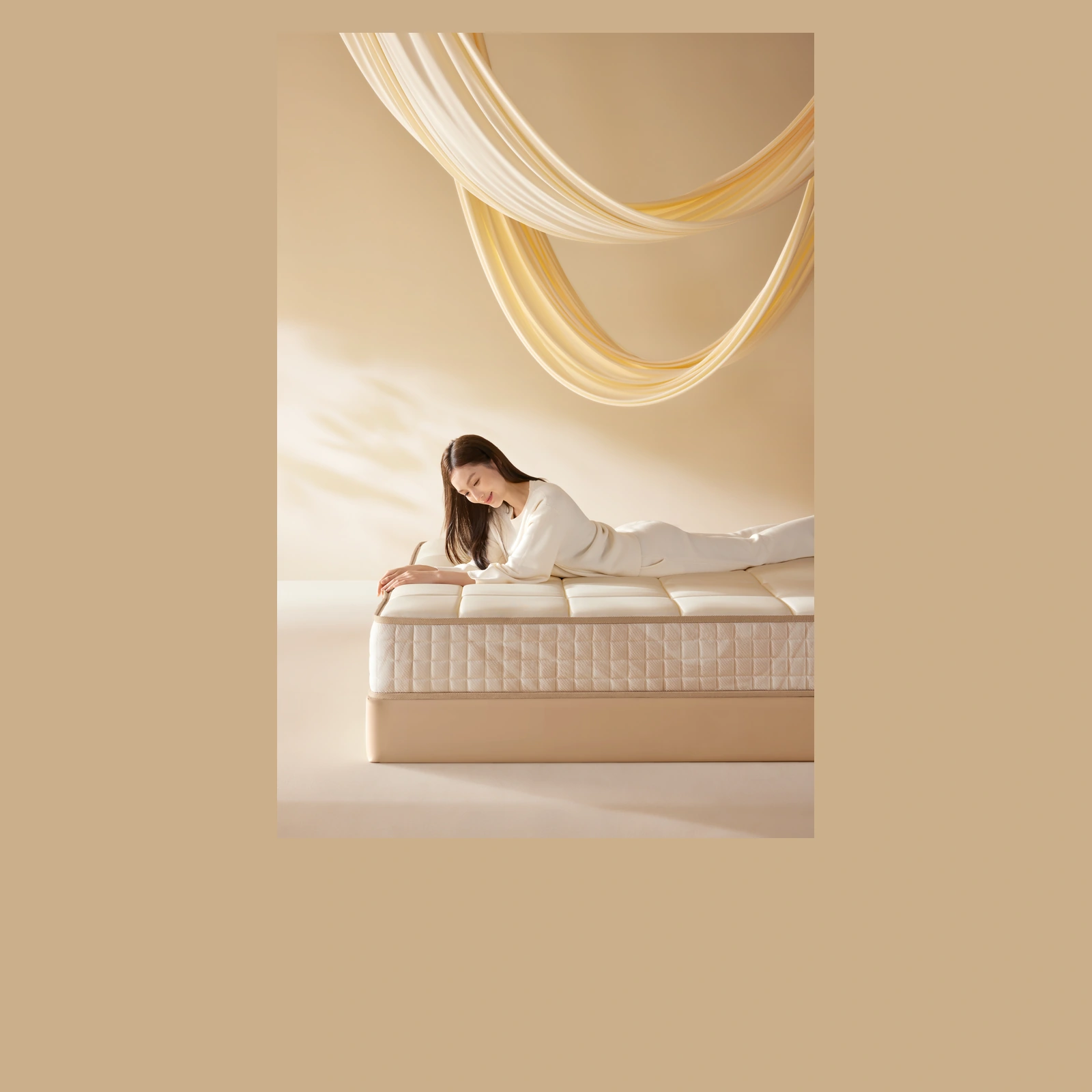 一号垫面料与模特近景 / Close view of the No.1 mattress fabric and a model