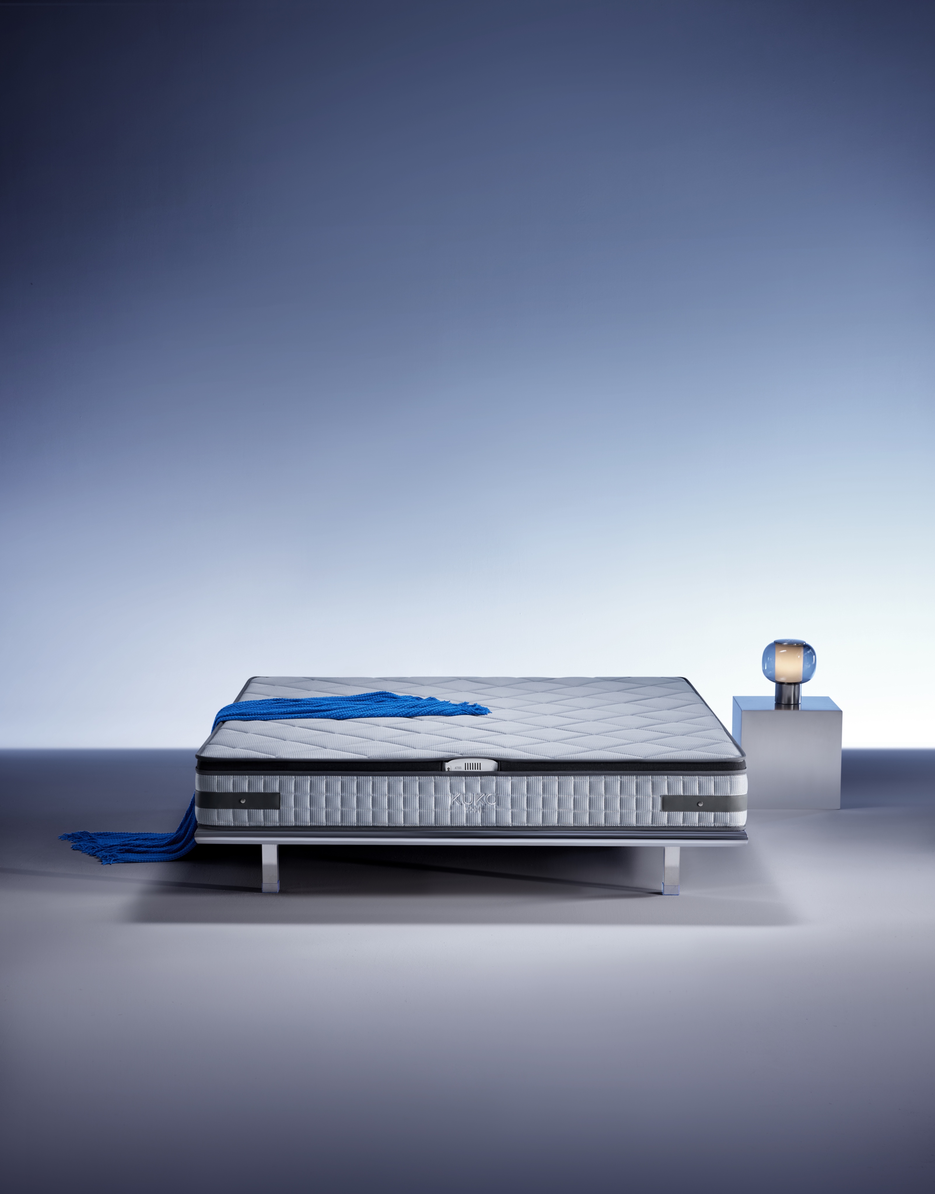 蓝灰色空间中的顾家1号空调垫 / KUKA Smart Climate Mattress in a blue-gray setting