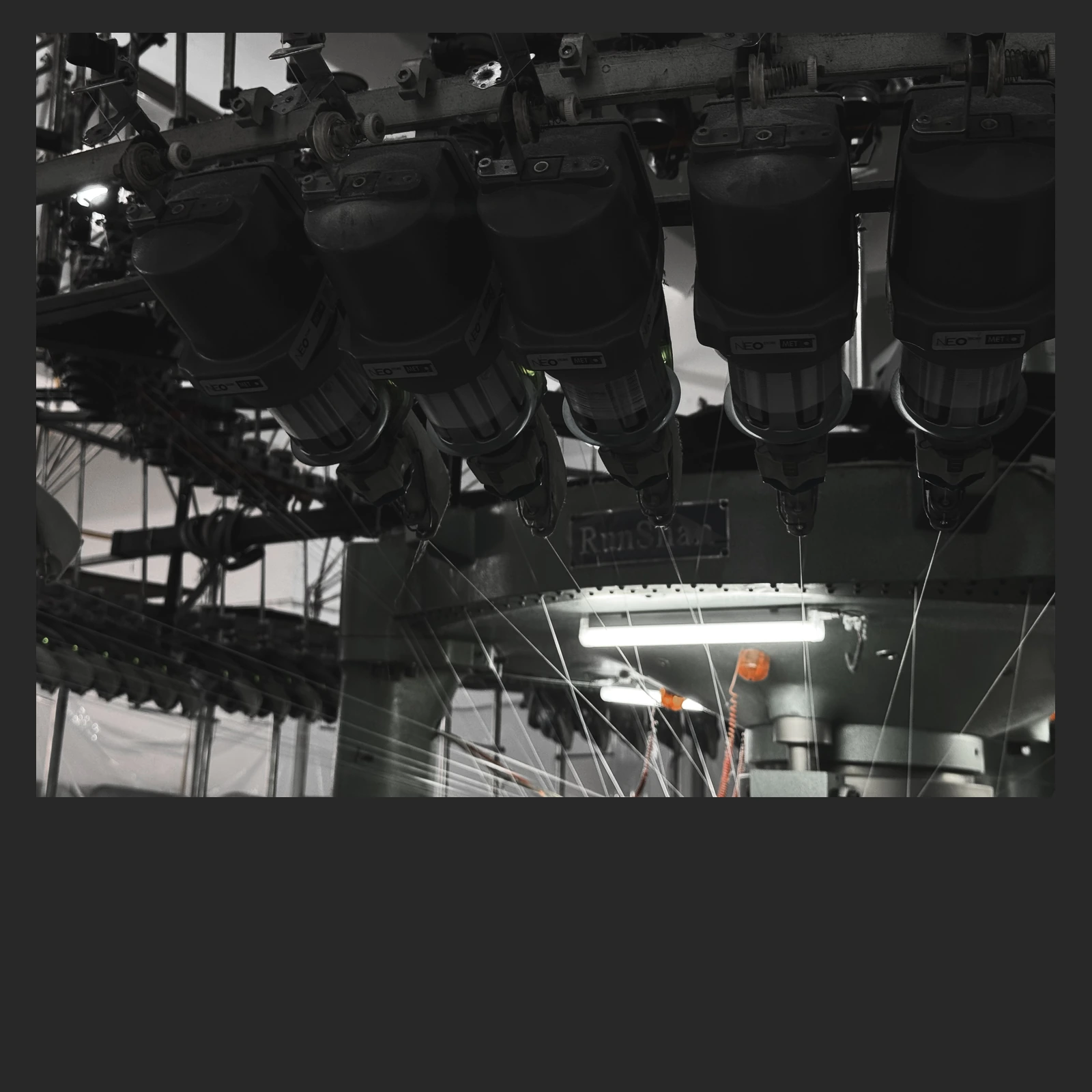 纺织生产设备近景 / Close-up of textile production equipment