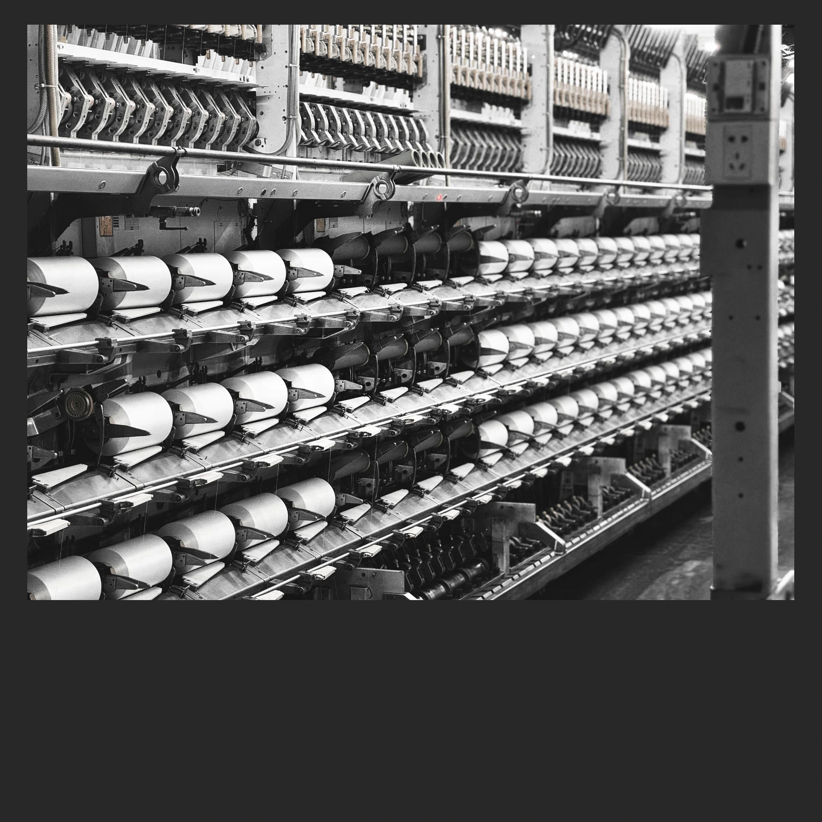 纺织设备上的纱线卷排列 / Yarn spools arranged on textile machinery